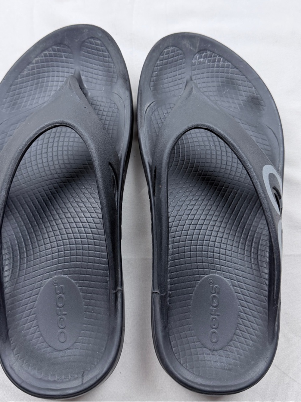 OOFOS Black Cushioned Recovery Thong Sandals